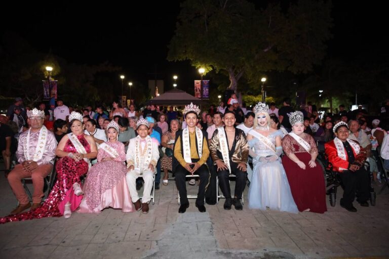 En Progreso cientos de personas viven la magia del Carnaval con la presentación de los carros alegórico