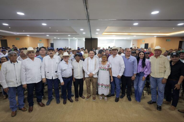 Entrega Gobernador Joaquín Díaz Mena apoyos para impulsar el campo y la educación