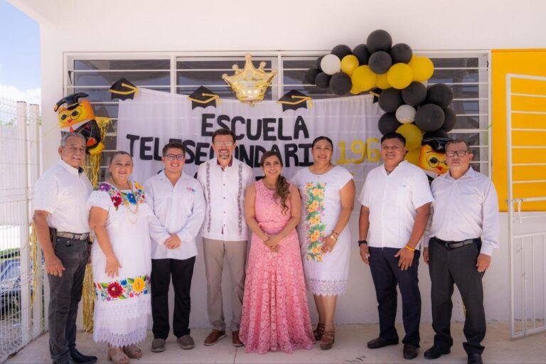 DIF Yucatán reconoce a seis adolescentes de Casa Otoch que concluyeron la secundaria