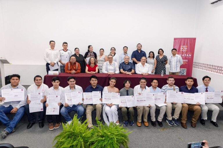 Gobierno del Renacimiento Maya reconoce talento científico de estudiantes yucatecos