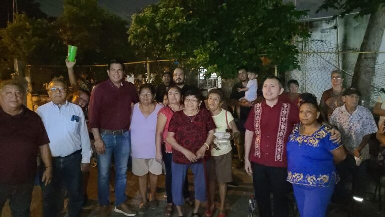 El Diputado local Julián Bustillos Medina encabezó una reunión vecinal en la colonia Miguel Hidalgo, donde sostuvo un diálogo con las y los habitantes para informar sobre los avances de su tra bajo legislativo y las acciones de gestión que impulsa en el Distrito 7.