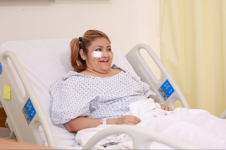 “Adiós cuchillos, venga robotito”: Alejandra, la primera paciente operada del apéndice por un robot en el O’Horán, sin pagar un peso