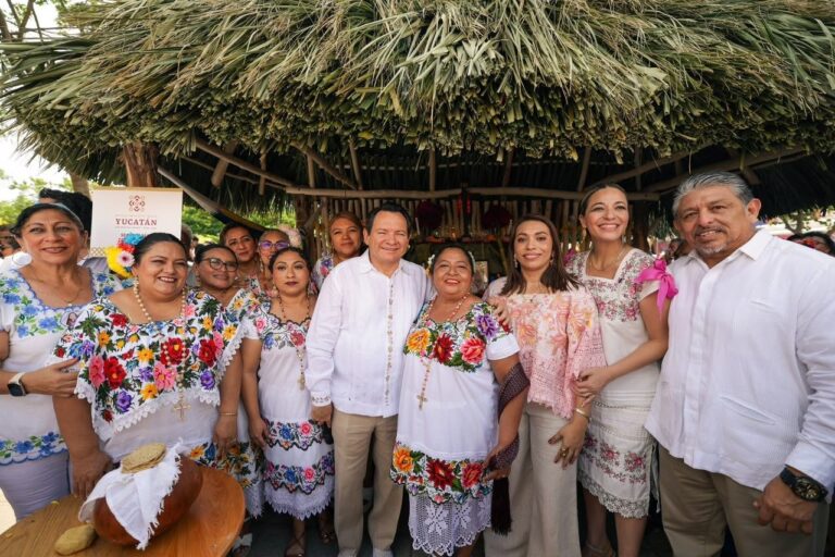 Recibirlos con amor: Candelaria Vera comparte la tradición del Janal Pixan en una muestra de 62 altares que transmiten la memoria y la cultura maya a nuevas generaciones