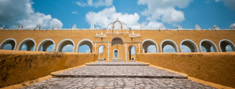 SEDENA ilumina edificios emblemáticos en Yucatán, Campeche y Quintana Roo por el 60 aniversario del Plan DN-III-E